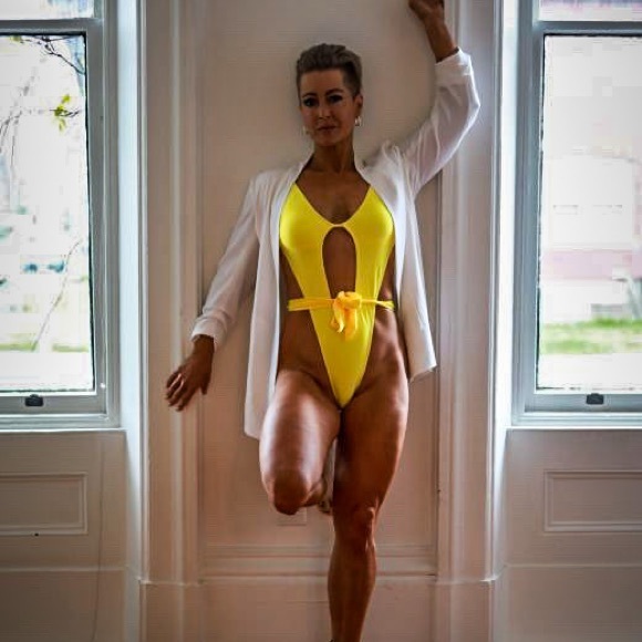 Sexy yellow monokini - Picture 3 of 3